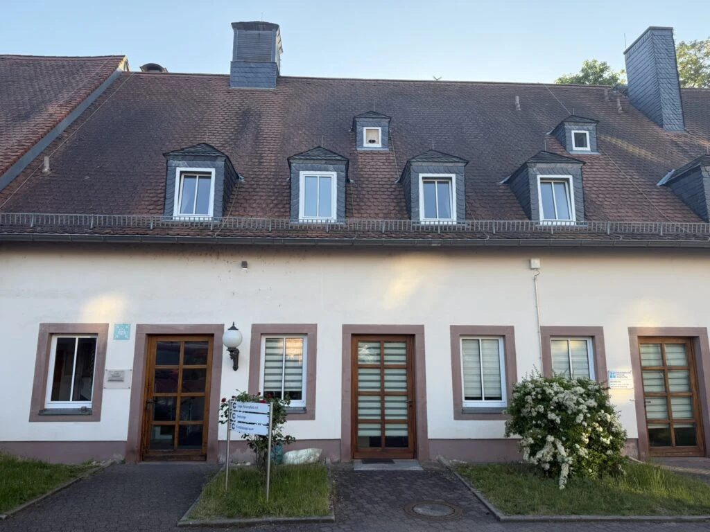 Nebengebäude am Alten Schloss Meerholz mit Zugang zur Loge