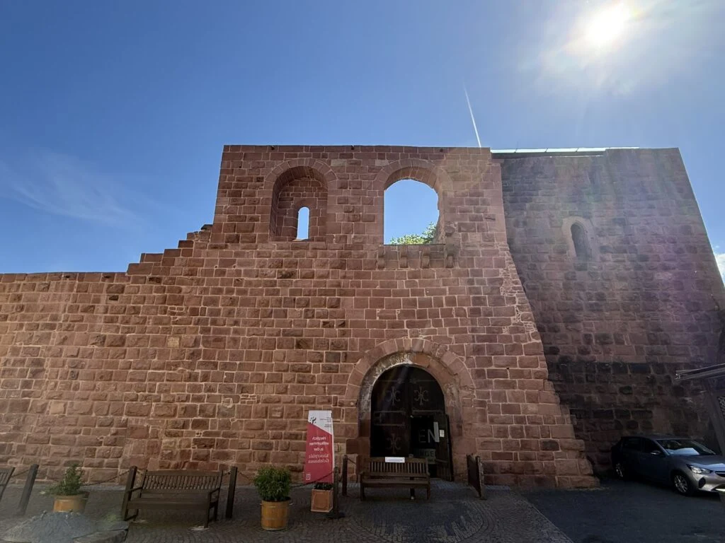 Mauerreste der historischen Kaiserpfalz in Gelnhausen